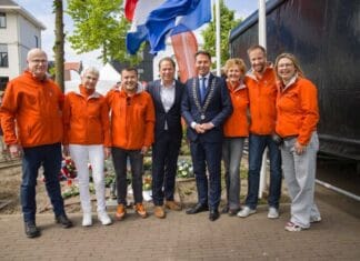 Staatssecretaris Gijs Tuinman bezoekt bevrijdingslunch Oud-Beijerland
