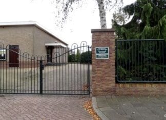 Verwijdering grafbedekking op begraafplaats Numansdorp