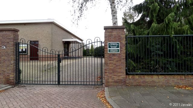 Verwijdering grafbedekking op begraafplaats Numansdorp