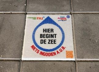 Vrouwen van Nu leggen waarschuwende tegel in Numansdorp: ‘Hier begint de zee’