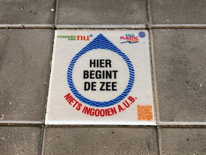 Vrouwen van Nu leggen waarschuwende tegel in Numansdorp: ‘Hier begint de zee’