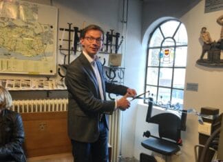 GroenLinks en PvdA Hoeksche Waard vragen spoeddebat aan na aangekondigd vertrek wethouder Van Waveren