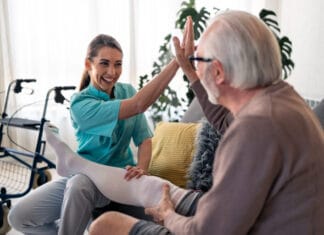 Zelf steunkousen aan- en uittrekken? Inwoners Hoeksche Waard krijgen hulp om dit zelf te leren