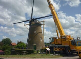 Nieuwe wieken en staartwerk geplaatst op korenmolen De Lelie in Puttershoek