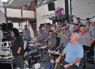 Oude liefde roest niet: Henk viert 85ste verjaardag met zijn Shantykoor de Hoeksche Waard