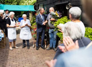 Waarderingsgeschenk gemeente Hoeksche Waard voor bakker Jan de Koning uit Maasdam