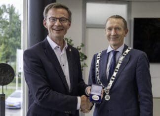 Zilveren erepenning voor wethouder Harry van Waveren