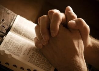 Pinksterpraise in de open lucht in Maasdam