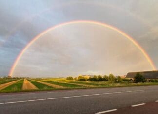 Foto’s : Regenboog verlicht de avondlucht boven Hoeksche Waard