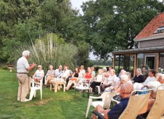 De Verhalenkaravaan vertelt in de tuin