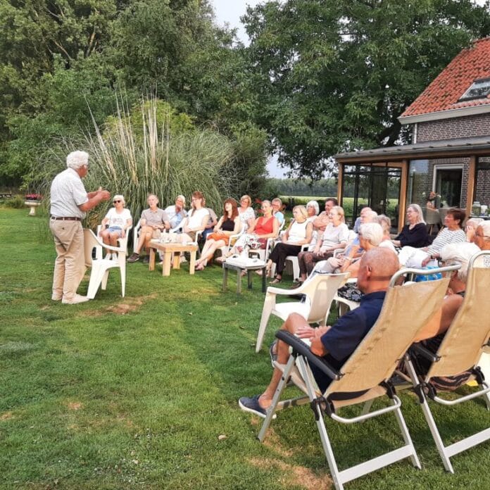 De Verhalenkaravaan vertelt in de tuin