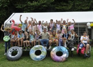 Groep 8 van De Parel neemt feestelijk afscheid van basisschool