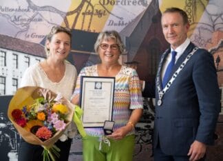 Goudswaardse mevrouw Huijzers redt kleuter uit sloot en ontvangt bronzen medaille