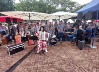 Shantykoor De Hoeksche Waard treedt op tijdens 360-jarig jubileum Korps Mariniers