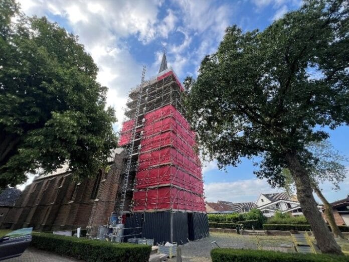 Renovatie kerktoren Laurentiuskerk in Mijnsheerenland in volle gang!