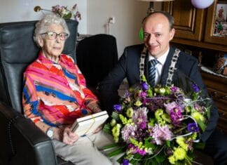 Mevrouw Hoek-Tuk uit ’s-Gravendeel viert 103e verjaardag