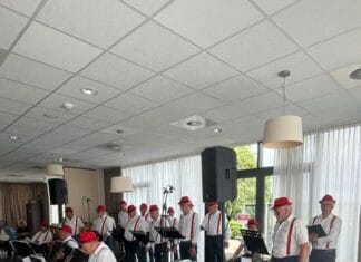 Laatste optreden Polderzangers in bejaardenhuis de Hoge Weide voor zomerstop groot succes