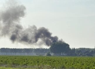 Landbouwvoertuig in brand aan Zuid-Kavelsedijk in Strijen