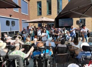 Shantykoor verrast koorlid Wim van Dam met speciaal optreden bij De Rembrandt