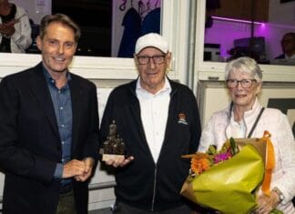 Gemeente Hoeksche Waard eert wielerspeaker Mels de Kievit met waarderingsgeschenk