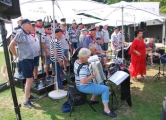 Shantykoor De Hoeksche Waard zorgt voor gezelligheid op Camping ’t Volgerland