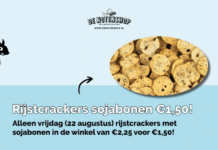 Rijstcrackers met stukjes zwarte sojabonen in de winkel van De Notenshop!