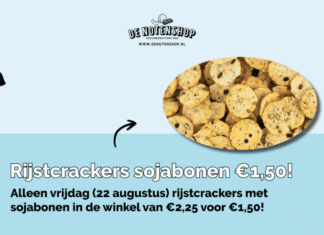 Rijstcrackers met stukjes zwarte sojabonen in de winkel van De Notenshop!