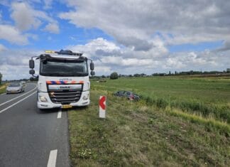 Auto belandt in berm bij Oud-Beijerland, bestuurder onder invloed
