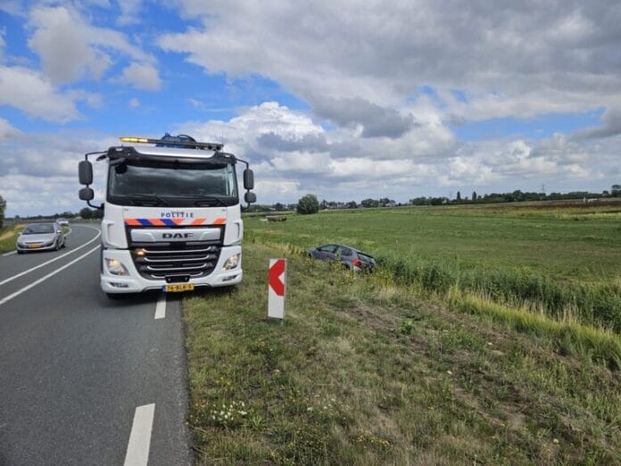 Auto belandt in berm bij Oud-Beijerland, bestuurder onder invloed