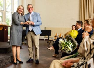 Waarderingsgeschenk gemeente Hoeksche Waard voor Adri Poortvliet