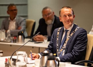 Gemeenteraad Hoeksche Waard neemt afscheid van griffier en waarnemend burgemeester Erik van Heijningen