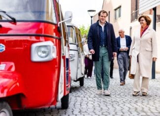 Burgemeester Marian Witte start met dorpsbezoeken: eerste kennismaking in Puttershoek