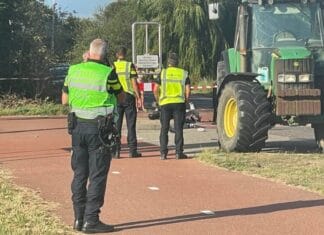 Motorrijder (19) zwaargewond na botsing met trekker in Oud-Beijerland