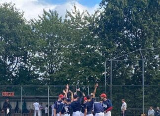 🌩️ Regenwolken, spanning en een nipte zege voor de Blue Hitters! 🌩️