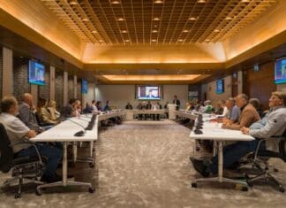 Raadsvergaderingen in teken van afscheid waarnemend burgemeester en griffier en installatie nieuwe burgemeester