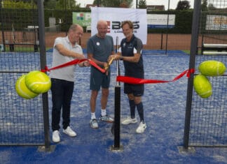 Ronald de Boer opent nieuwe padelbanen bij TV Klaaswaal