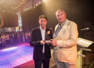 Ondernemer Simon van der Mark ontvangt waarderingsgeschenk van gemeente Hoeksche Waard