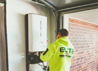 Wat de rol is van een omvormer bij een thuis batterij