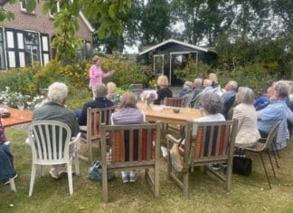 De Verhalenkaravaan vertelt in de tuin in âs-Gravendeel