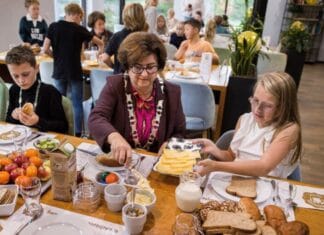 Leerlingen van basisschool De Molenwiek genieten van Burgemeestersontbijt