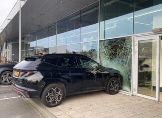 Auto ramt gevel Lidl supermarkt in Oud-Beijerland