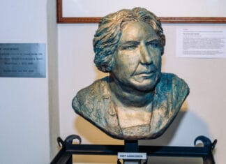 Burgemeester Marian Witte onthult borstbeeld en portret Suze Groeneweg