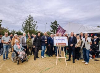 Bewoners vieren feestelijke oplevering van nieuwe wijk De Veldspring in Strijen