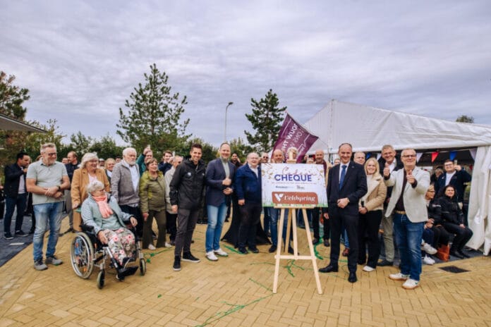 Bewoners vieren feestelijke oplevering van nieuwe wijk De Veldspring in Strijen