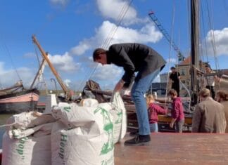 Historisch graantransport in haven Puttershoek