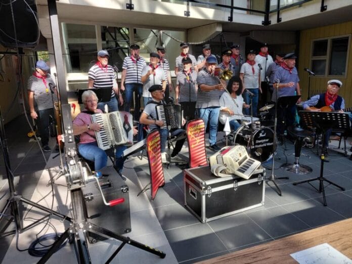 Shantykoor De Hoeksche Waard treedt op bij Zorginstelling Immanuel