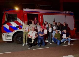 Brandweer Oud-Beijerland viert korpsavond: diploma’s, jubilarissen en afscheid na 40 dienstjaren