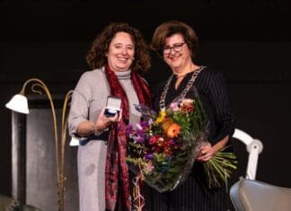 Gemeente Hoeksche Waard eert Trix van Os met zilveren erepenning voor jarenlange inzet in de ouderenzorg