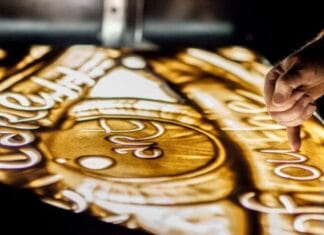 Een bijzondere avond met zandkunstenaar Gert van der Vijver in kerk de Poort