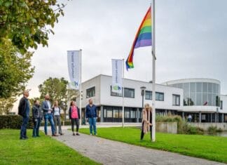 Gemeente Hoeksche Waard hijst regenboogvlag op Coming-Outdag